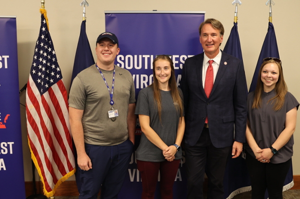 governor youngkin posing with vet students
