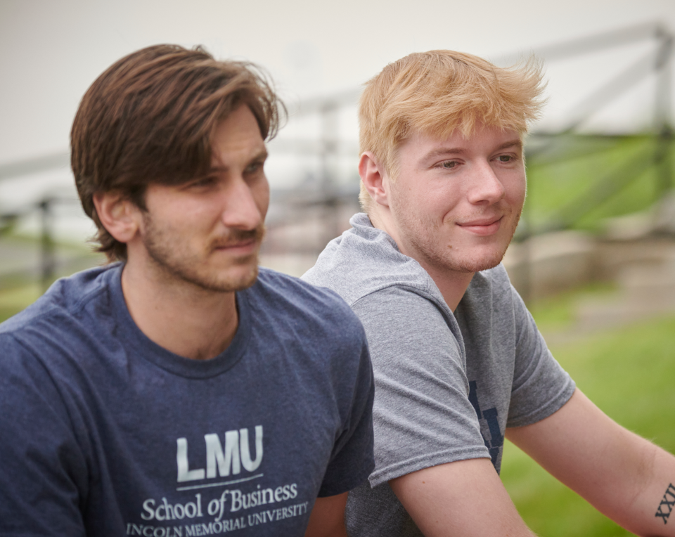 A picture of two LMU students.